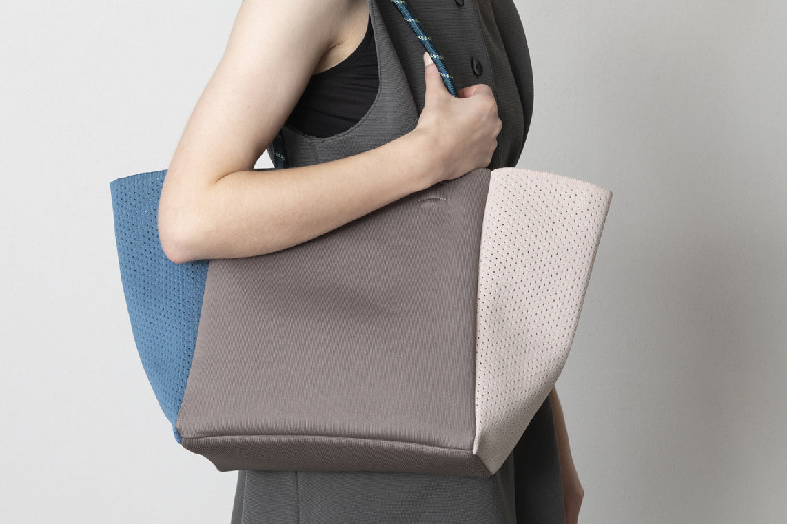 自分らしい色をまとう通勤コーデ【 新生活に取り入れたいバッグ #3 】