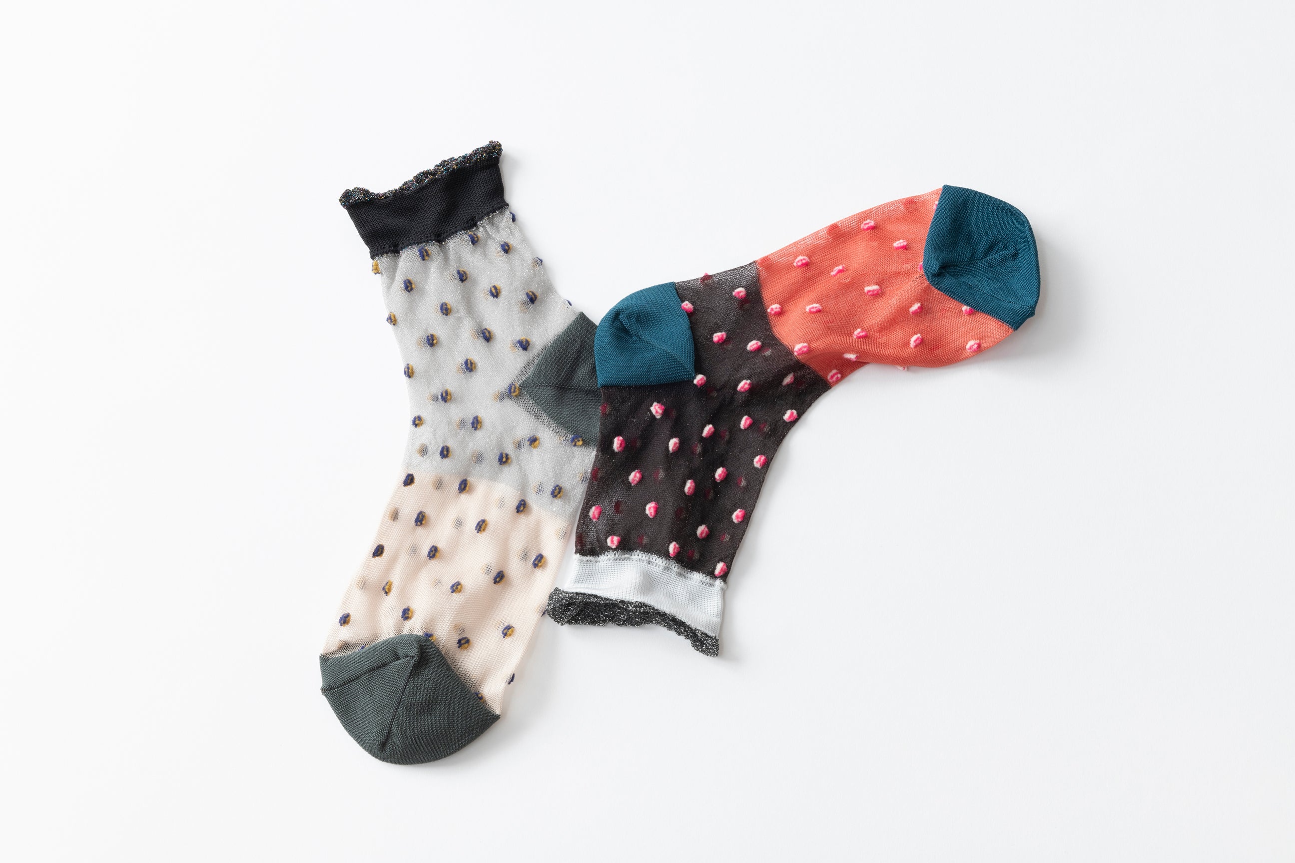 BACK CUTTED DOT SOCKS