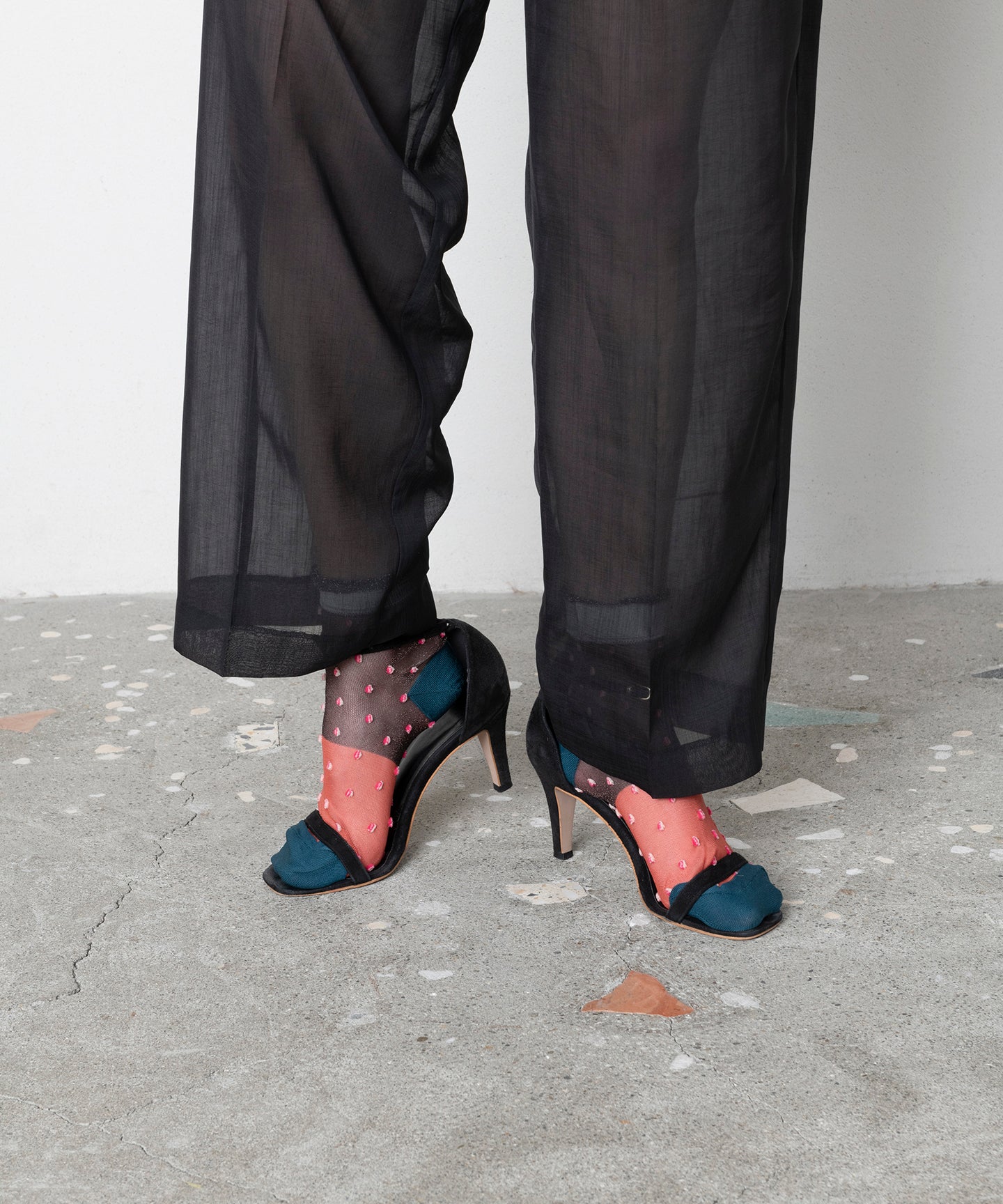 BACK CUTTED DOT SOCKS