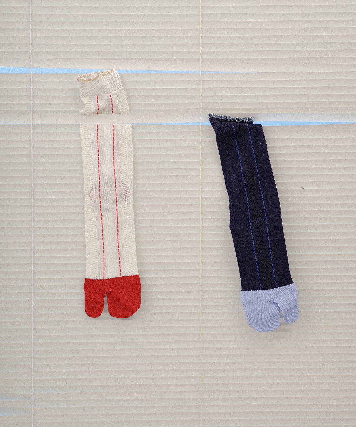 LACE PATTERN TABI SOCKS