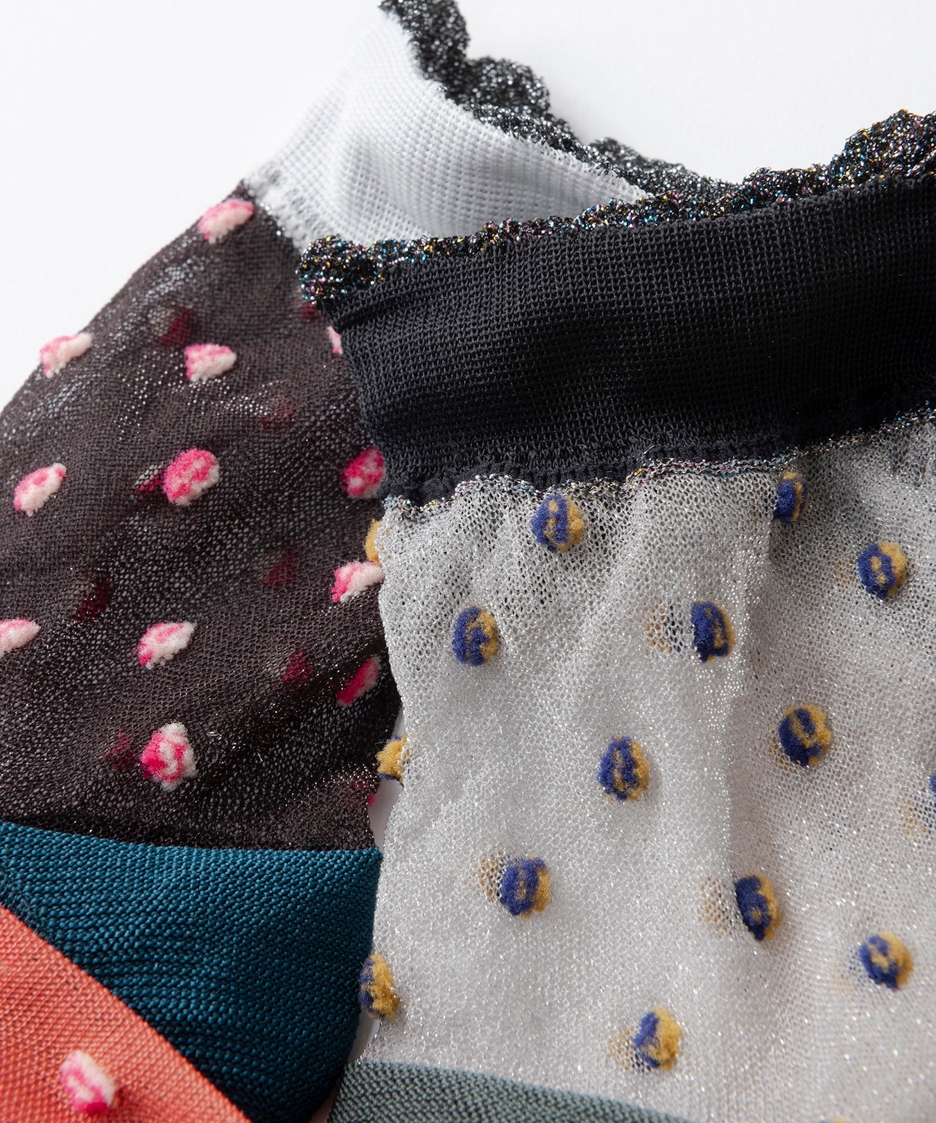 BACK CUTTED DOT SOCKS