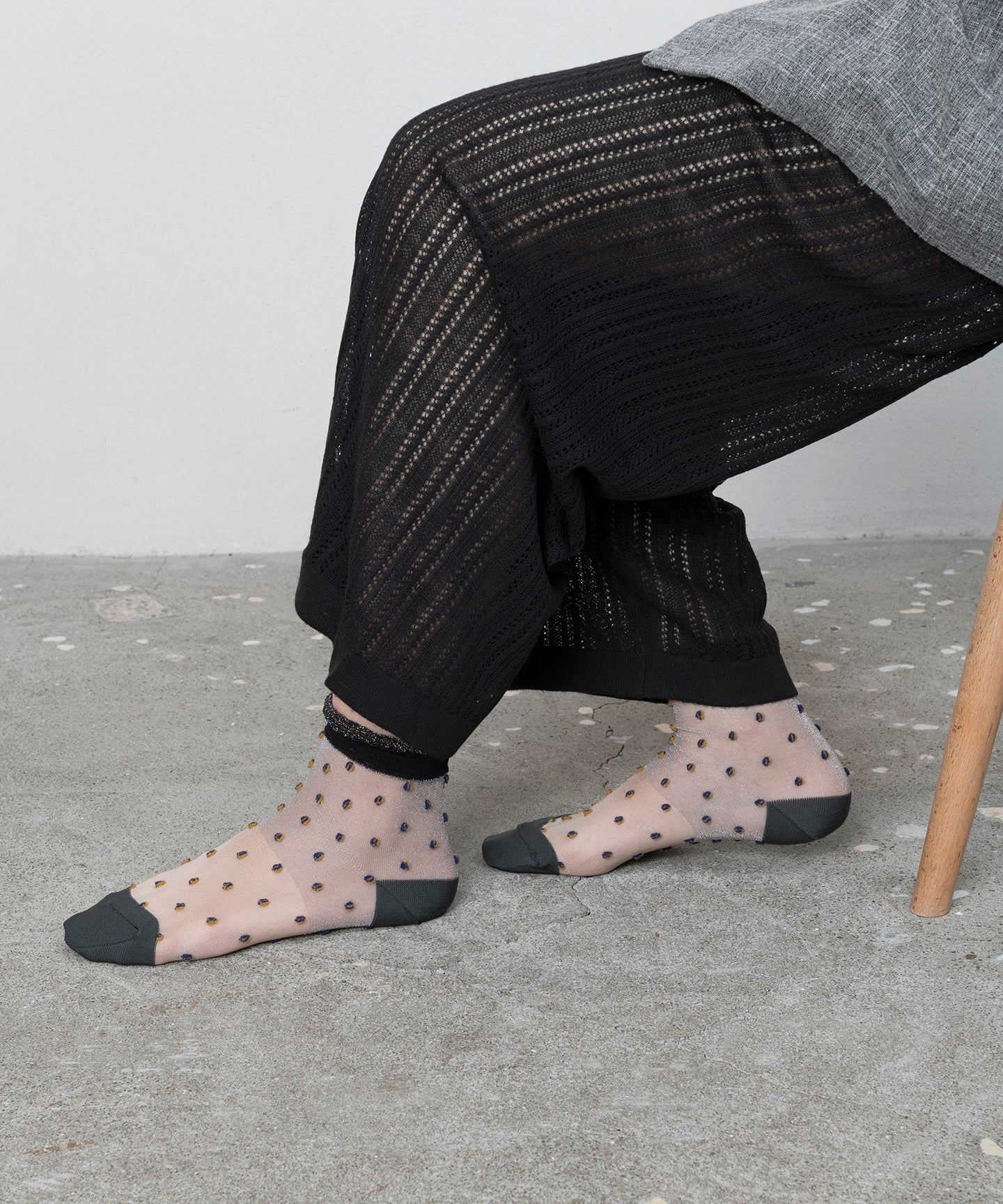 BACK CUTTED DOT SOCKS