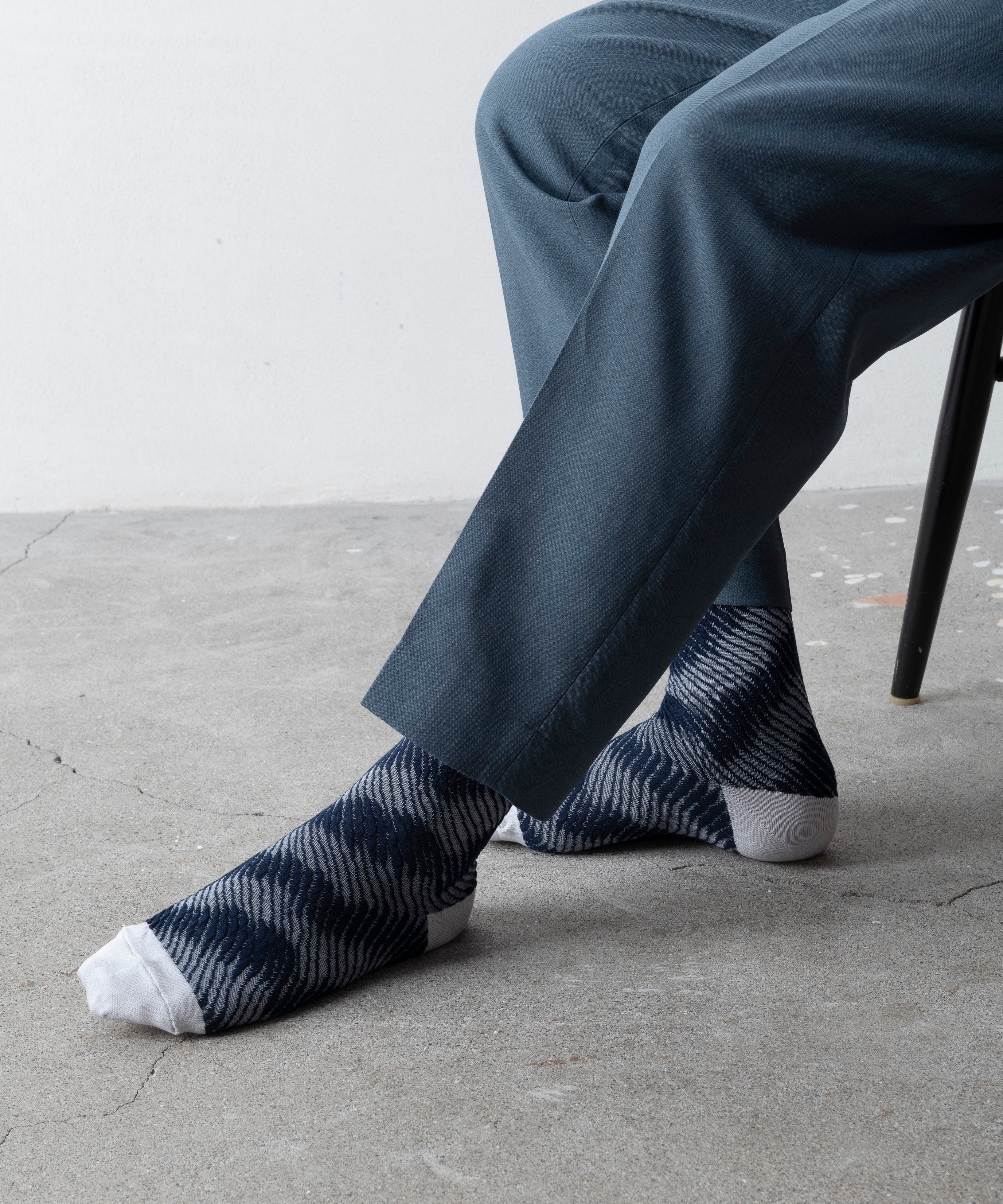 BUMPY BLUR STRIPE SOCKS(UNISEX)
