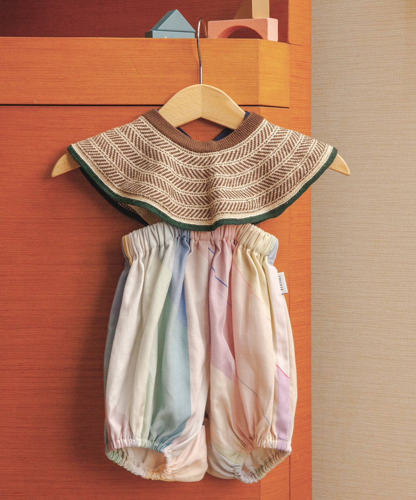 CABLE PATTERN KNIT BIB