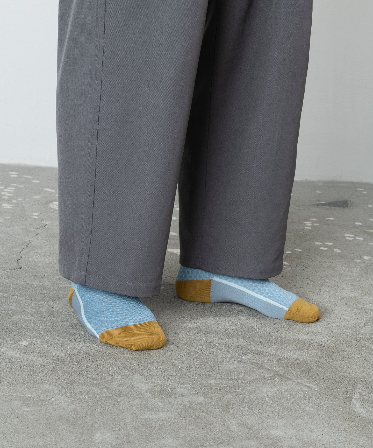 BUMPY FRILLED RIM DOT PETTERN SOCKS