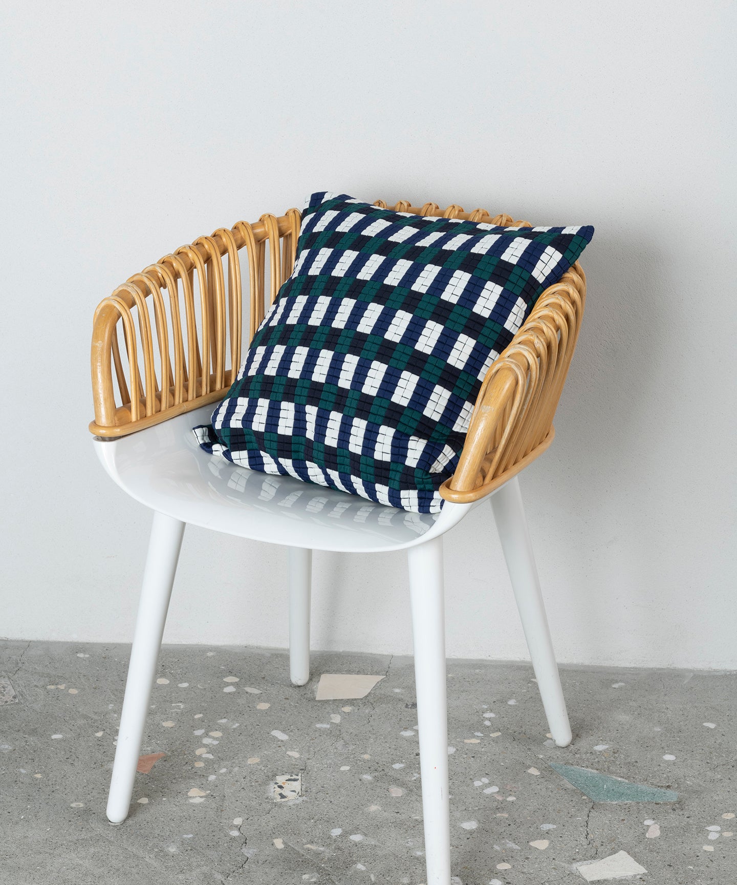 CHECKED PIXEL KNIT CUSHION COVER