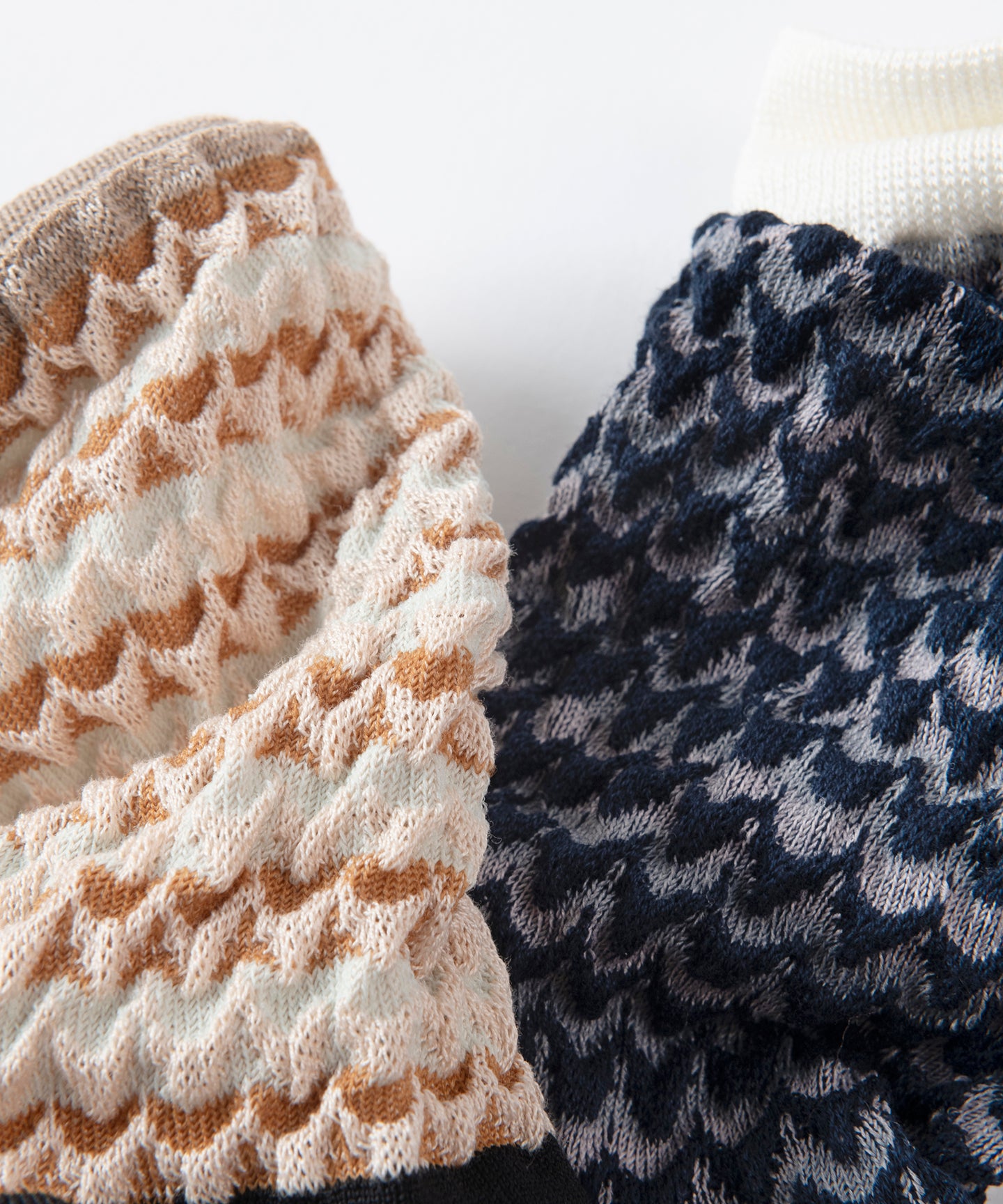 WAVE BORDER BUMPY SOCKS