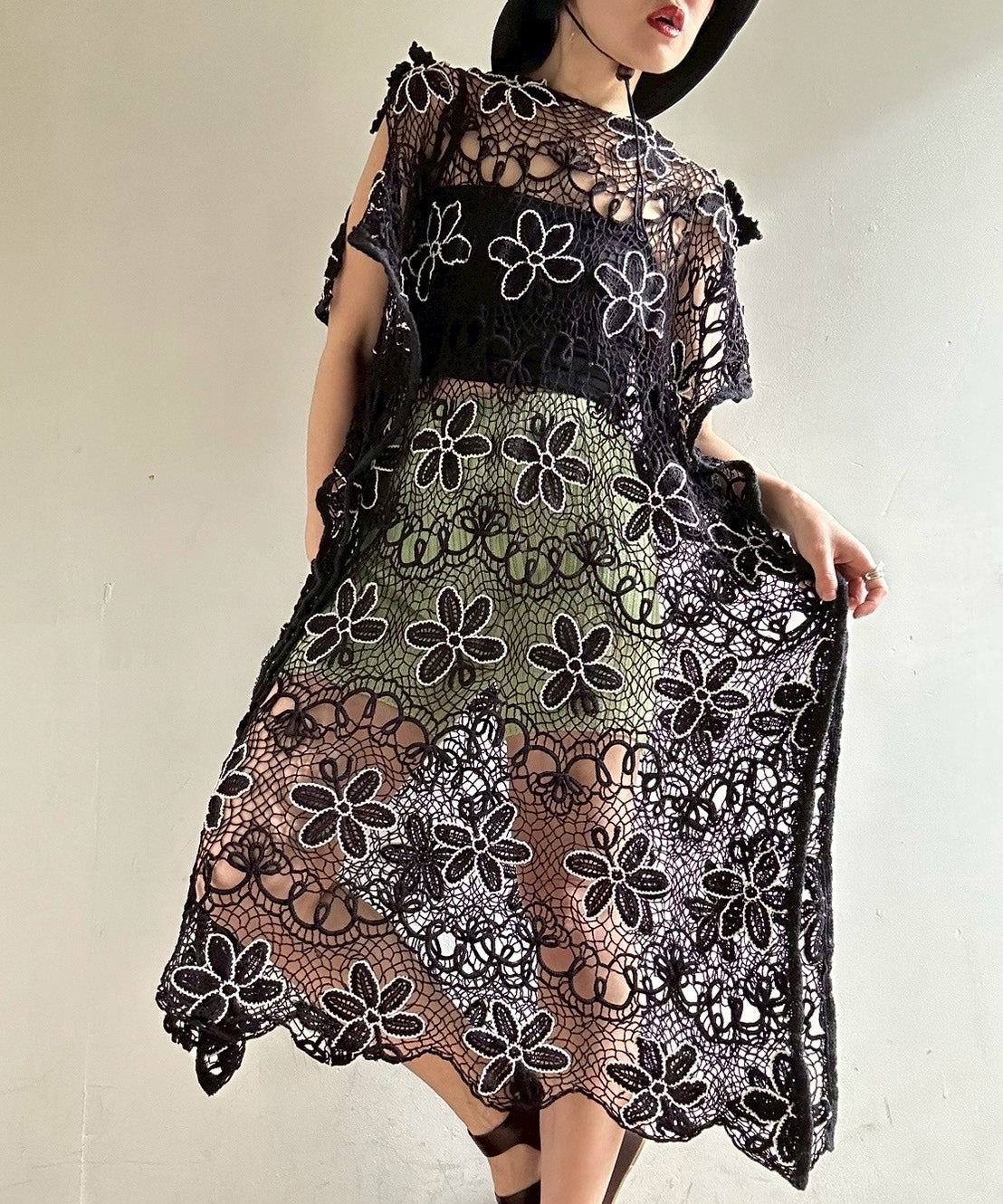 [minoi × TRICOTÉ]<br>VINTAGE FLOWER BLACK DRESS