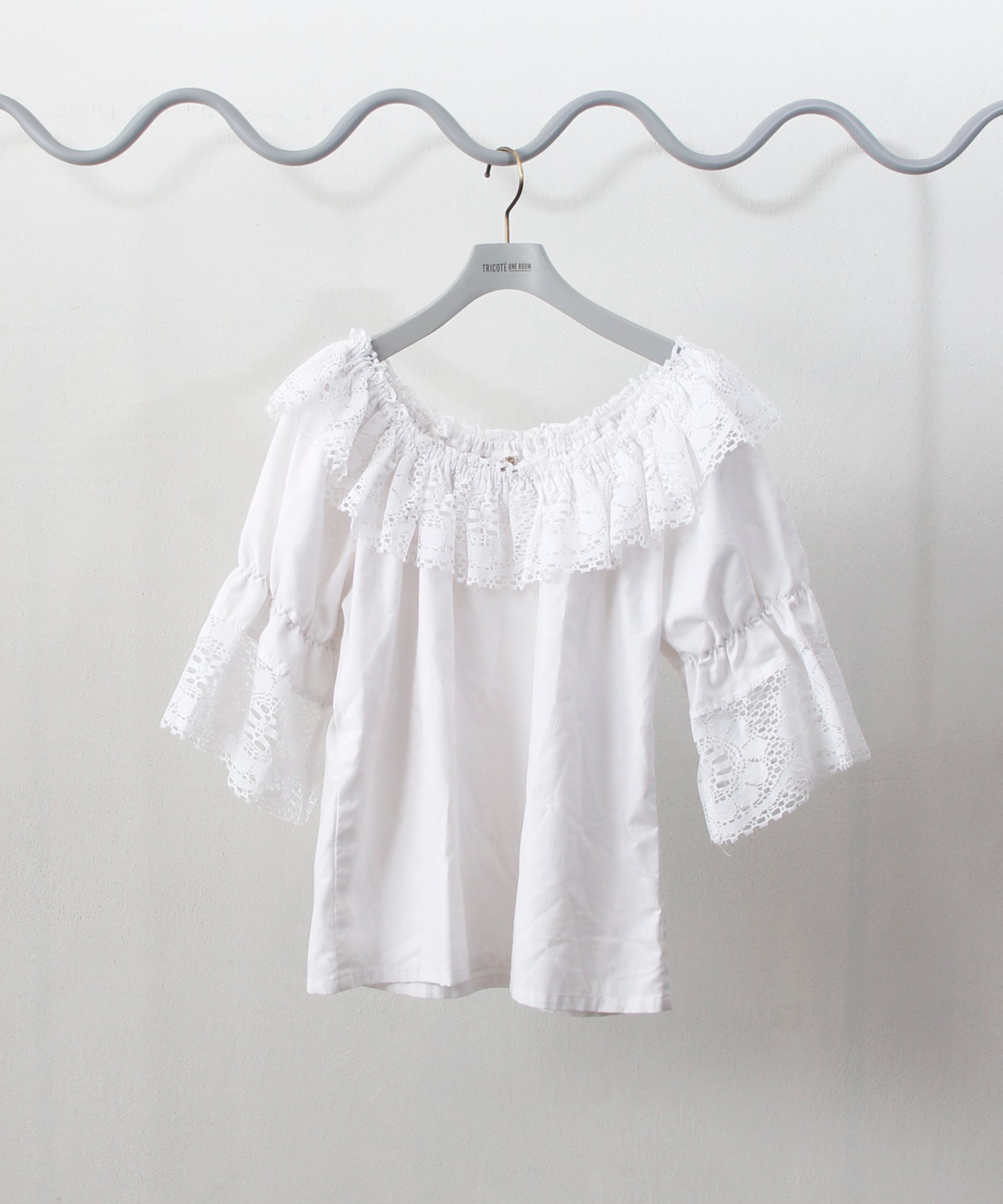 [minoi × TRICOTÉ]<br>VINTAGE OFF SHOULDER FRILL BLOUSE