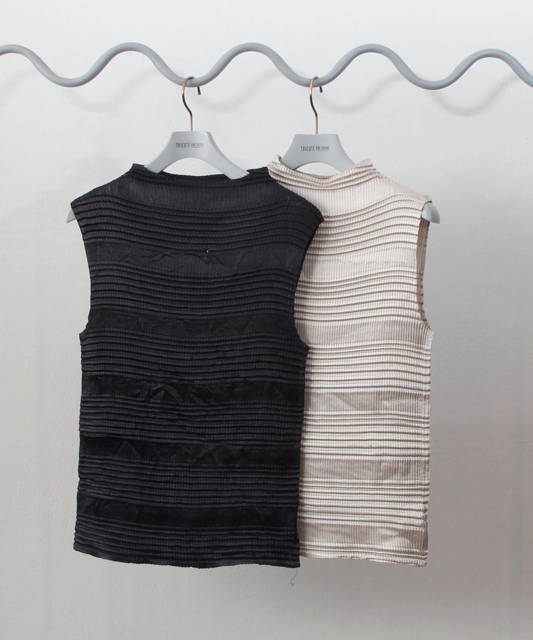 [minoi × TRICOTÉ]<br>VINTAGE BORDER PLEATS SLEEVELESS TOPS