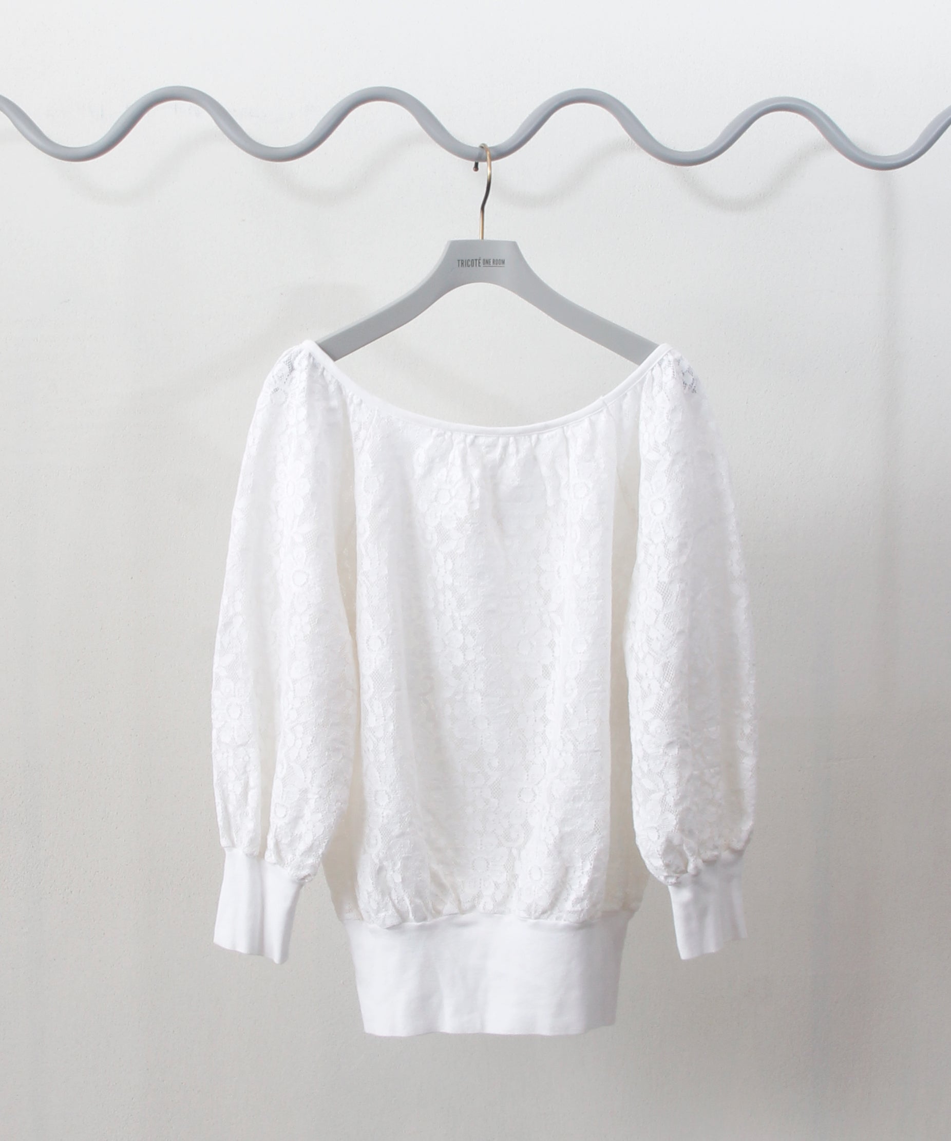 [minoi × TRICOTÉ]<br>VINTAGE WHITE FLOWER BLOUSE