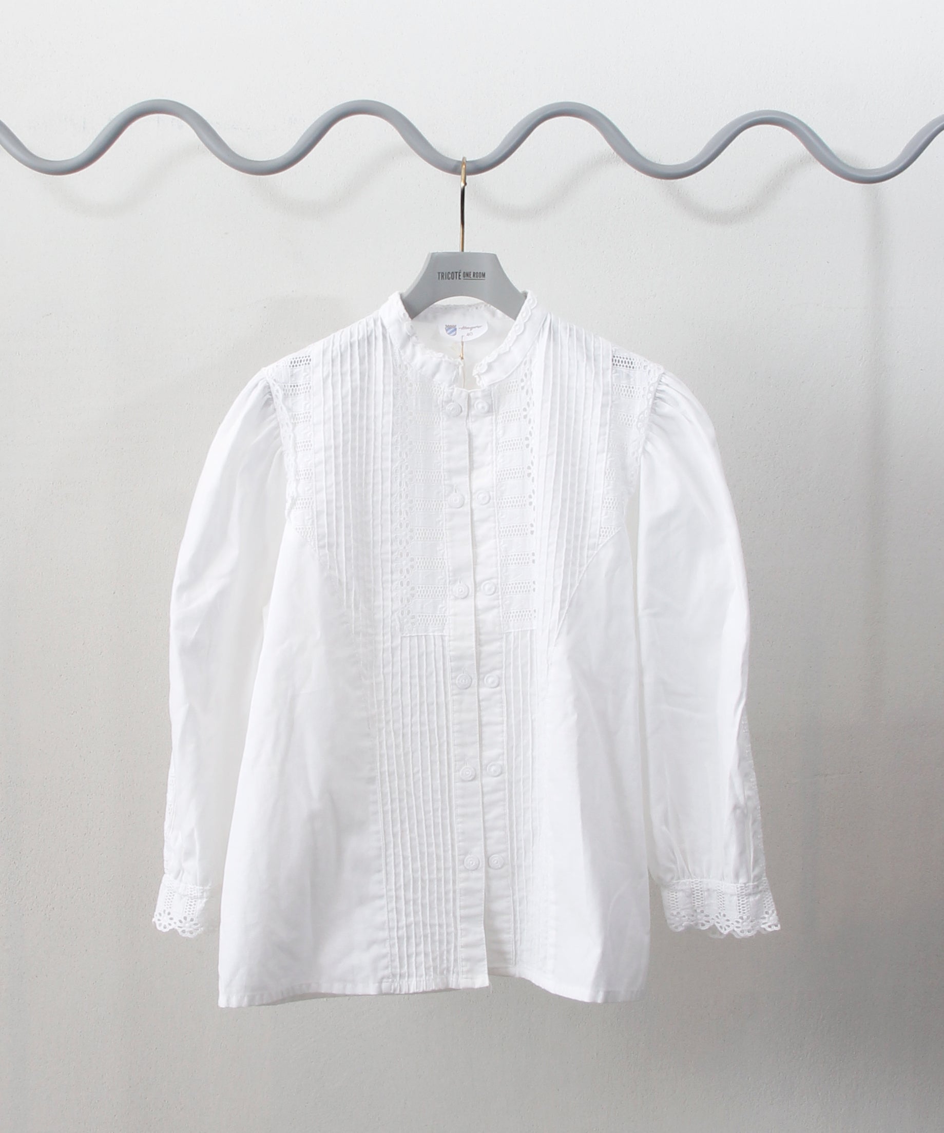 [minoi × TRICOTÉ]<br>VINTAGE PIN TUCK BLOUSE