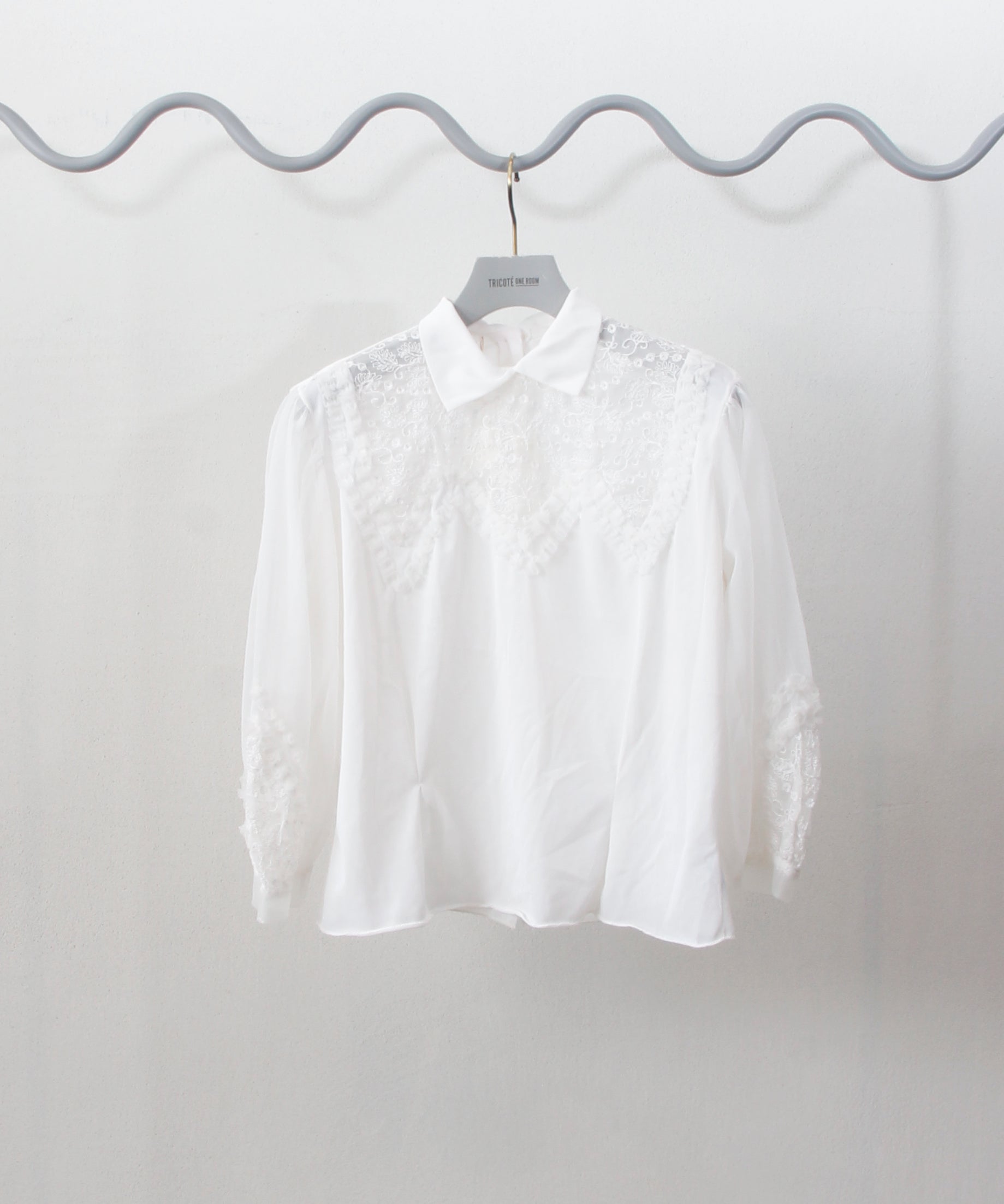[minoi × TRICOTÉ]<br>VINTAGE LEAF LACE BLOUSE