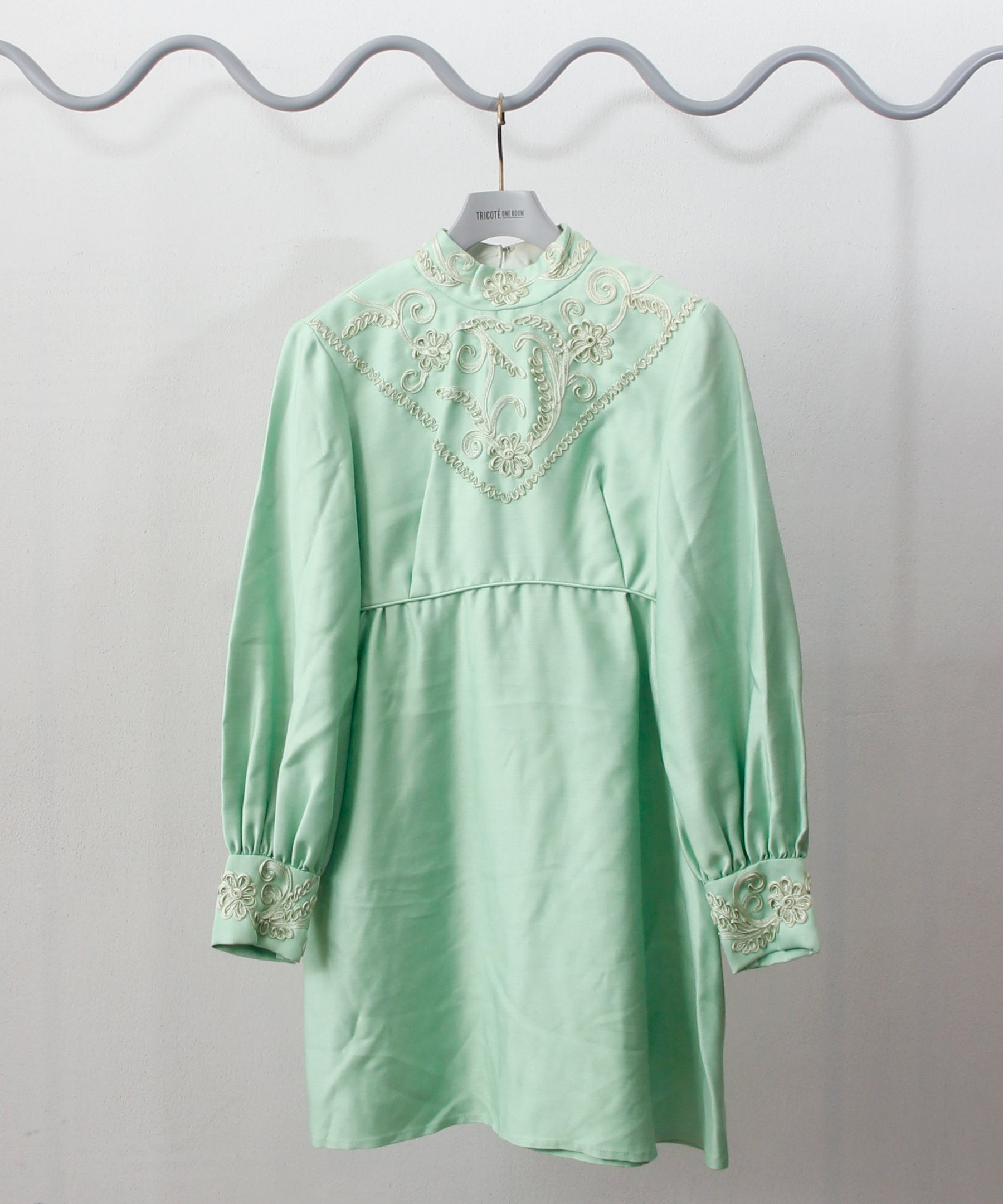 [minoi × TRICOTÉ]<br>VINTAGE BACK RIBBON MINI DRESS