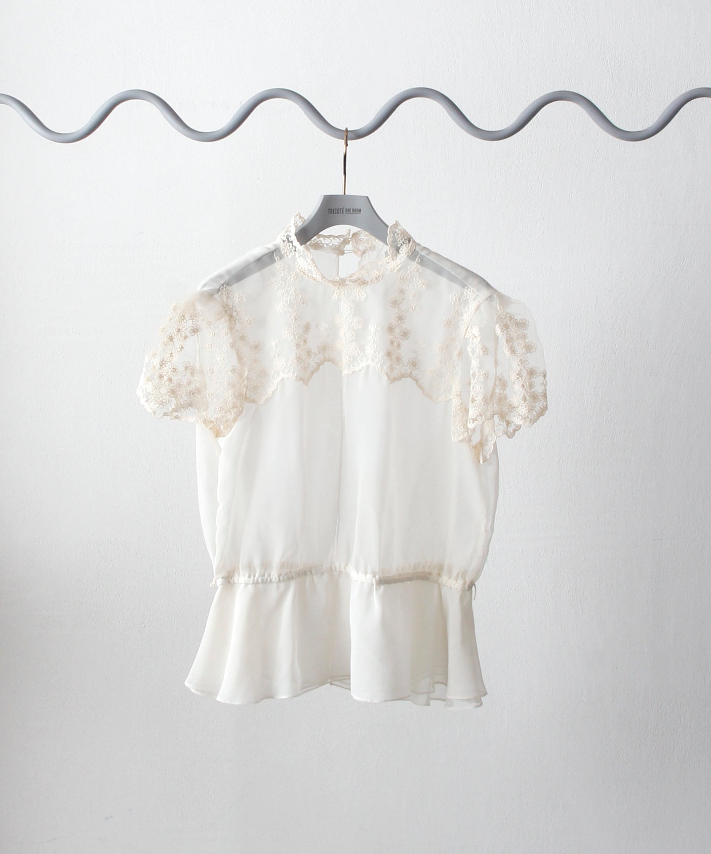 [minoi × TRICOTÉ]<br>VINTAGE LACE GATHER BLOUSE