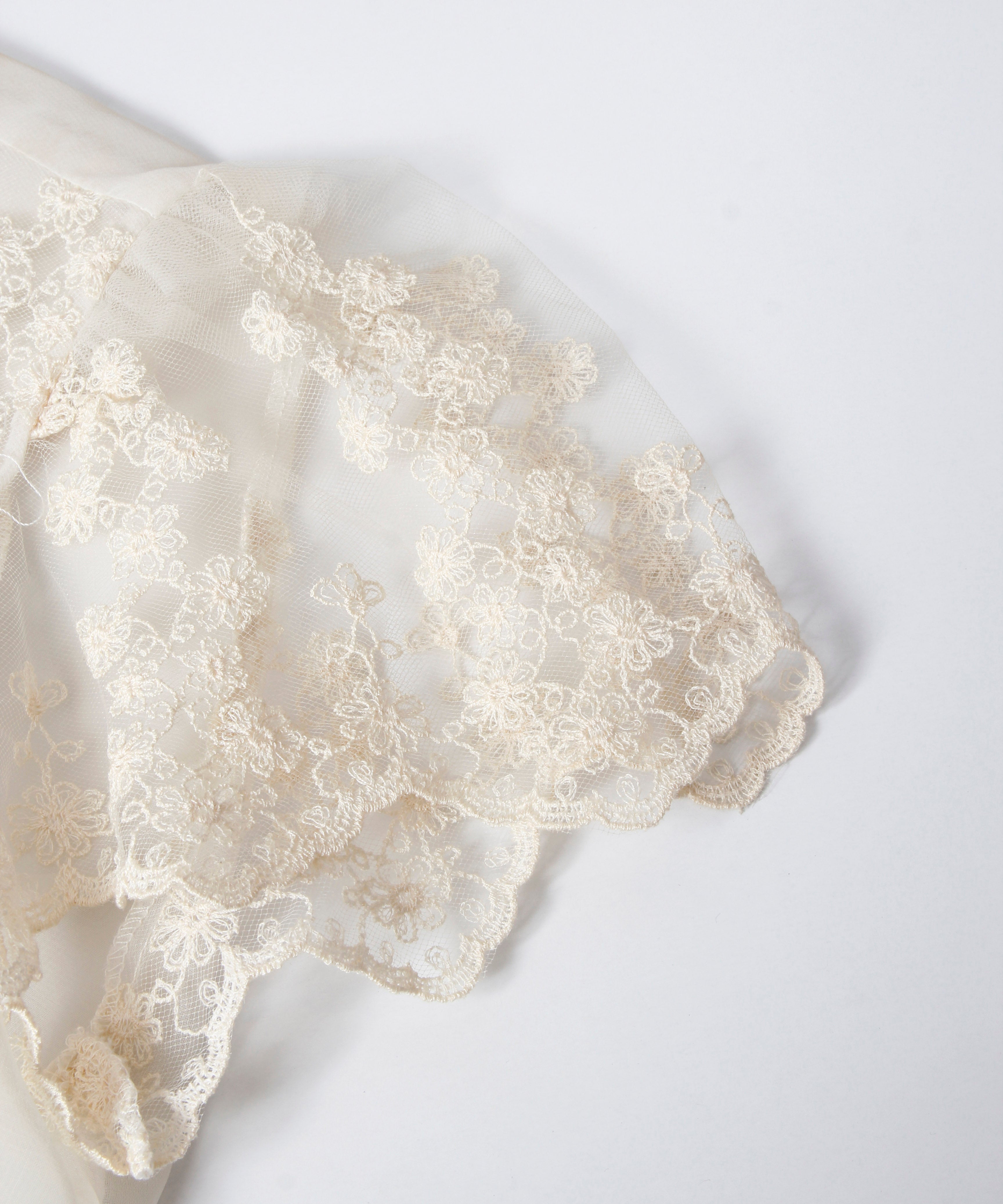 [minoi × TRICOTÉ]<br>VINTAGE LACE GATHER BLOUSE