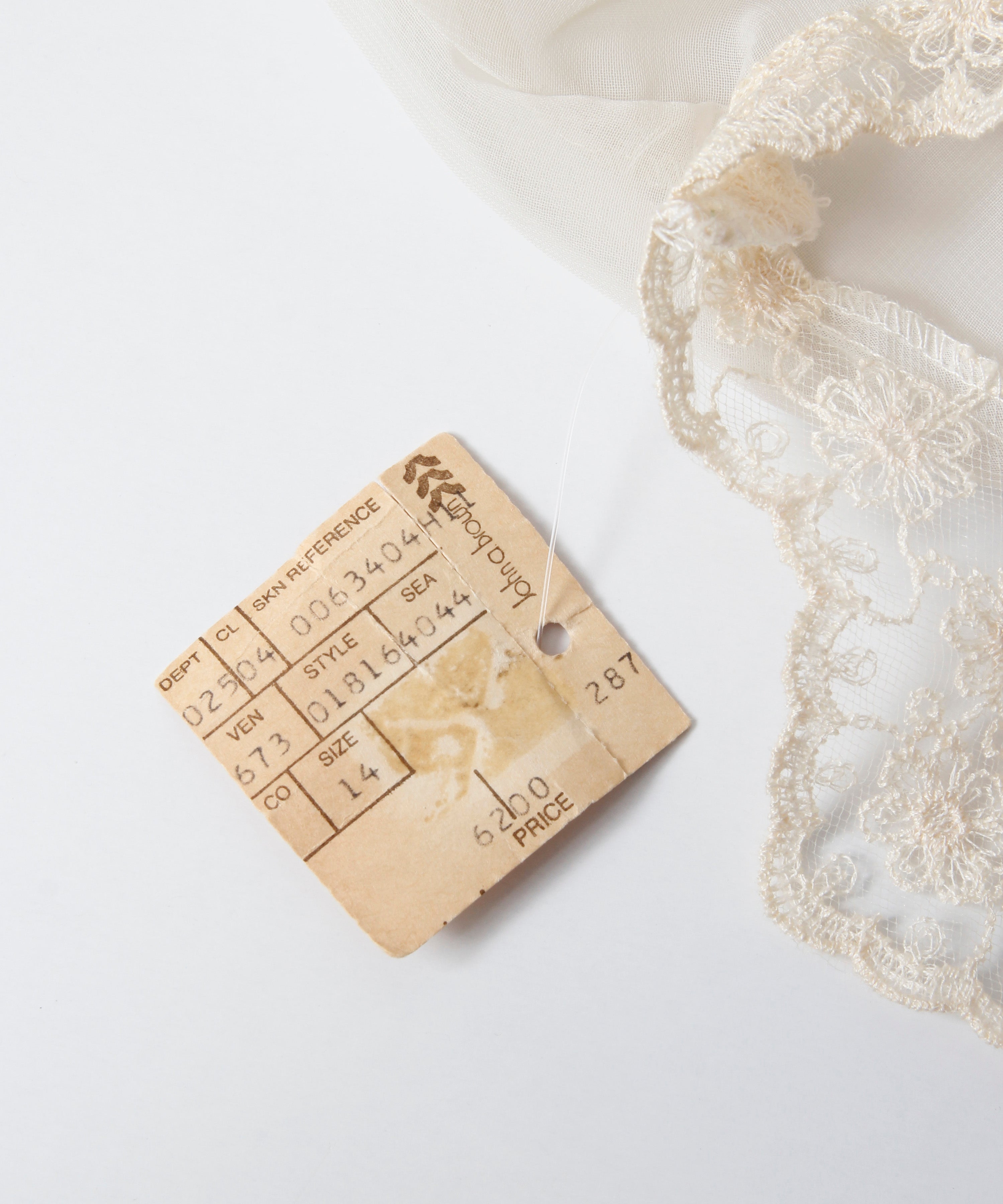 [minoi × TRICOTÉ]<br>VINTAGE LACE GATHER BLOUSE