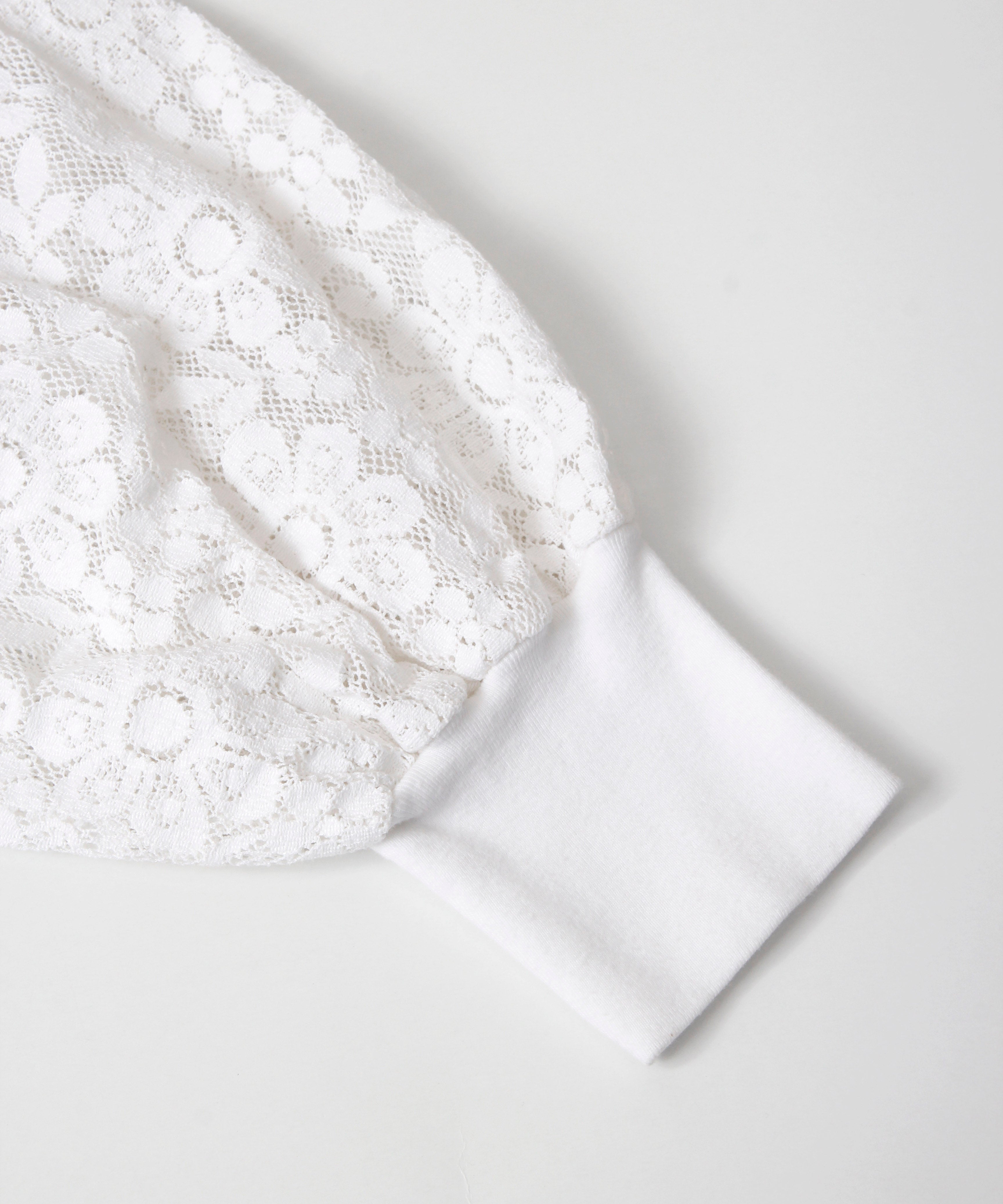 [minoi × TRICOTÉ]<br>VINTAGE WHITE FLOWER BLOUSE