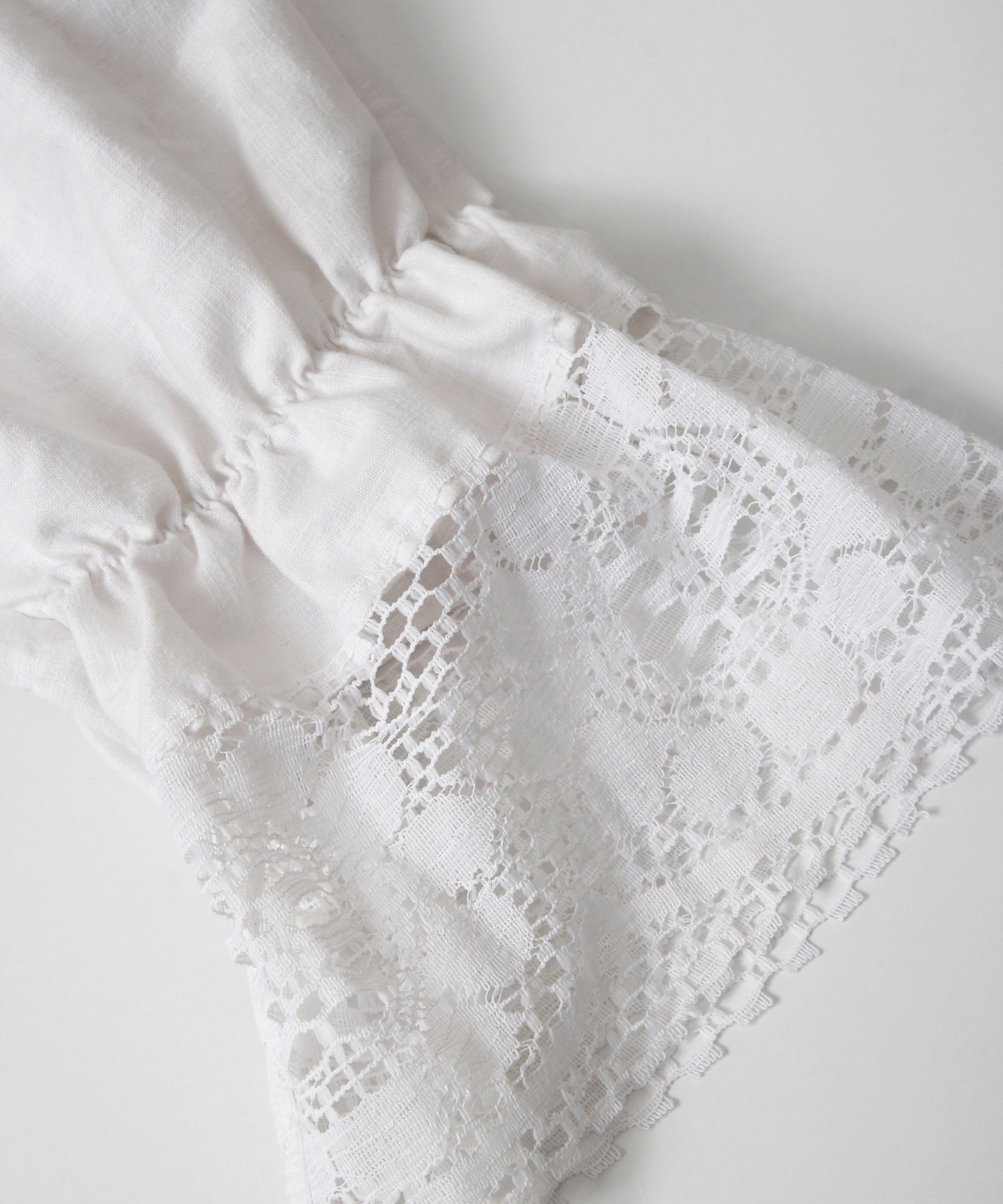 [minoi × TRICOTÉ]<br>VINTAGE OFF SHOULDER FRILL BLOUSE