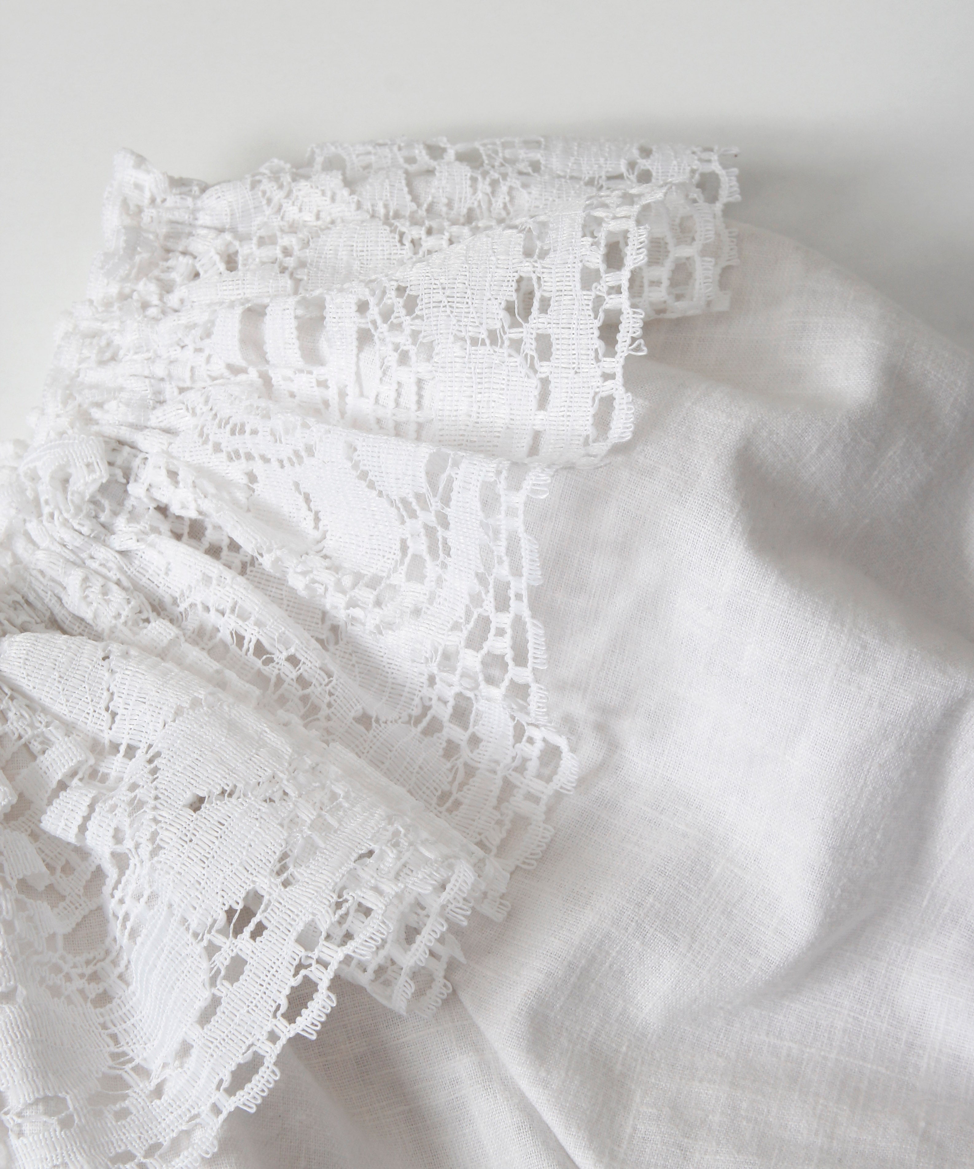 [minoi × TRICOTÉ]<br>VINTAGE OFF SHOULDER FRILL BLOUSE
