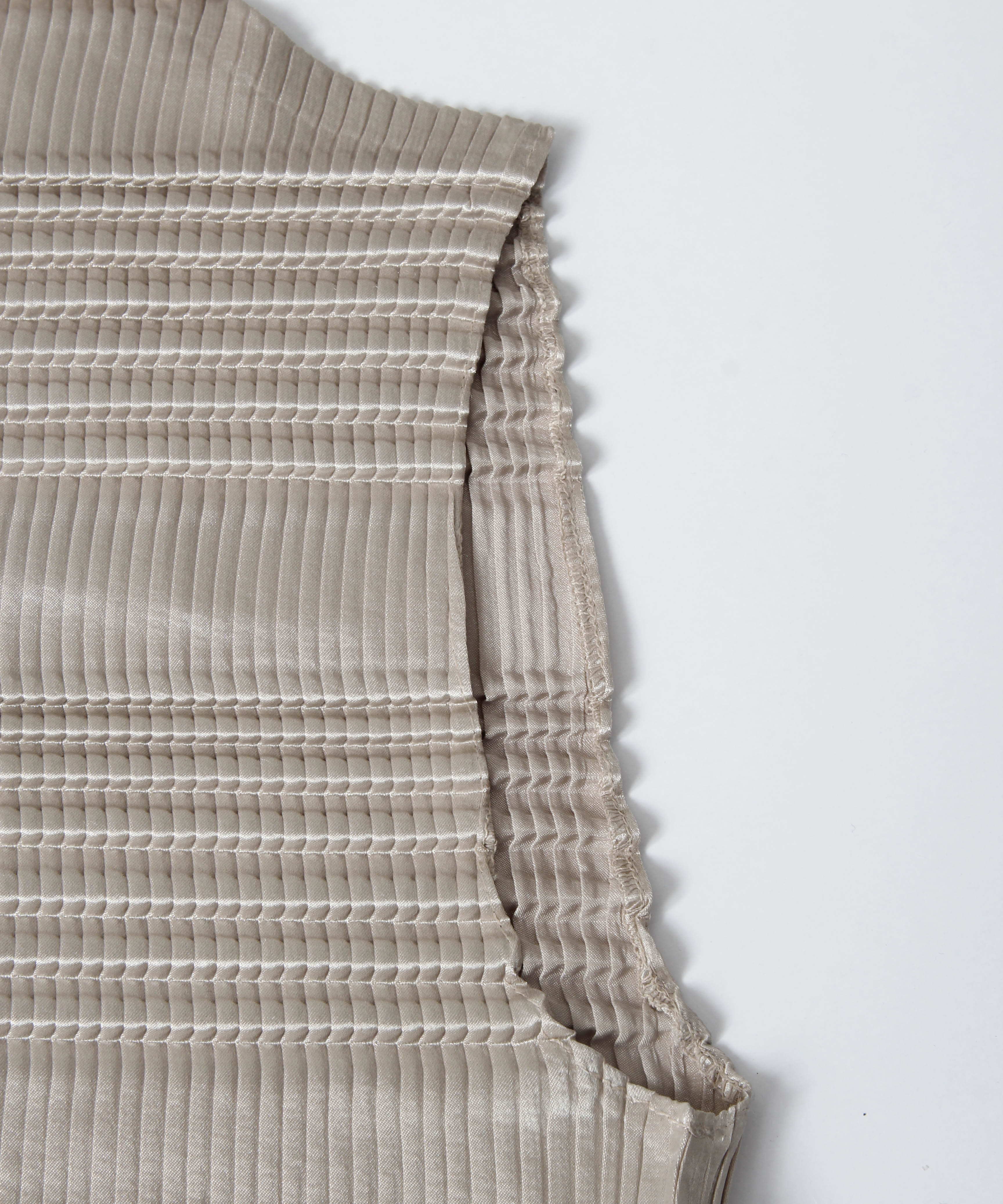 [minoi × TRICOTÉ]<br>VINTAGE BORDER PLEATS SLEEVELESS TOPS