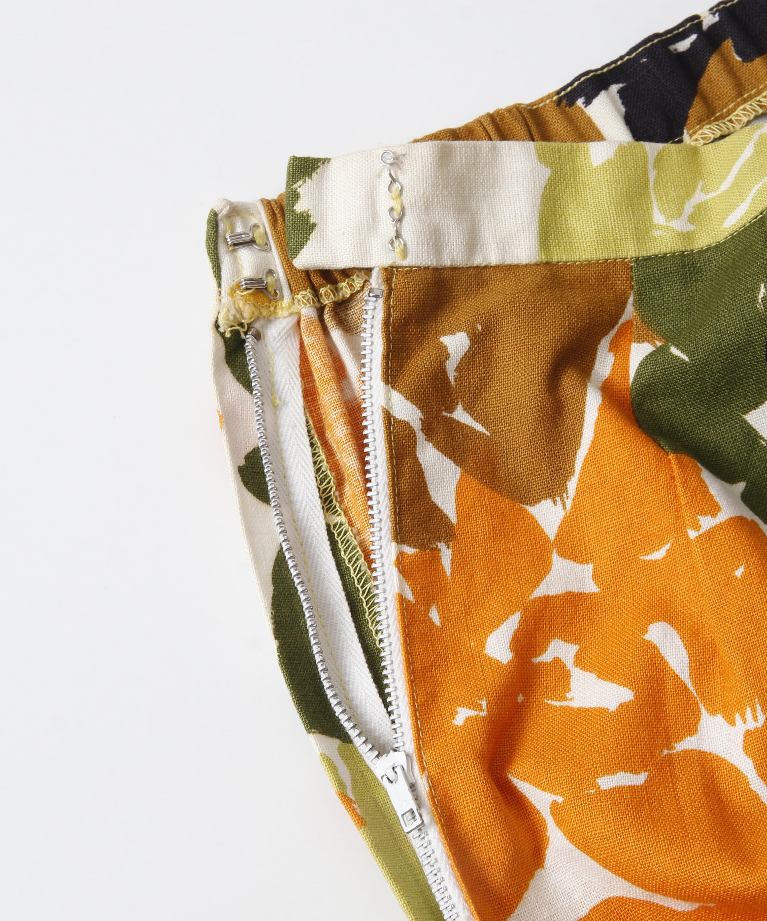 [minoi × TRICOTÉ]<br>VINTAGE FLOWER PRINT PANTS