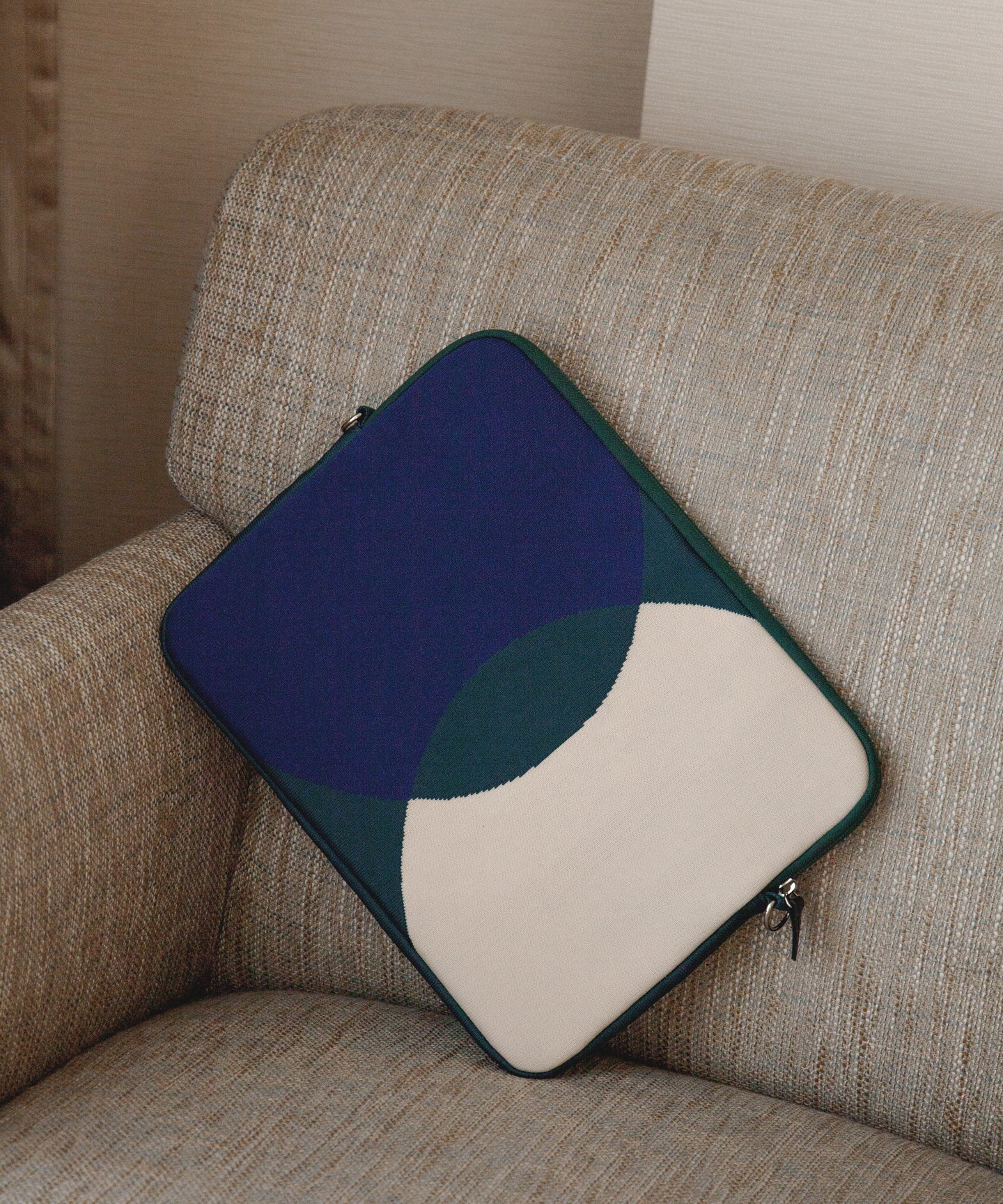 SEMI CIRCLE KNIT PC CASE