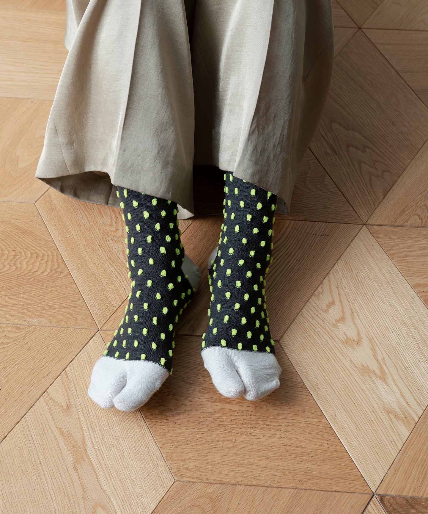 BON BON DOT TABI SOCKS